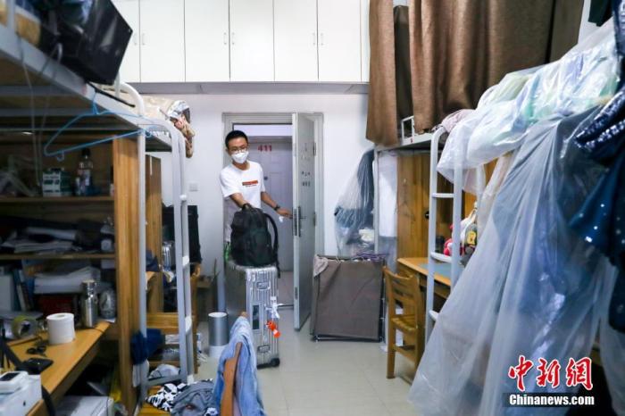 6月8日，湖北武汉，武汉大学的返校学生进入宿舍。 中新社记者 张畅 摄