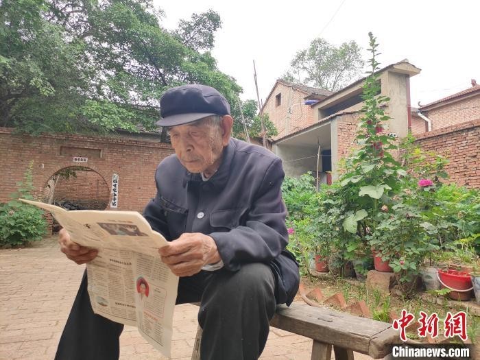 山西长治长子县西南呈村的九旬老人陈长珍想为自己种的300余株牡丹寻找可靠“婆家”。 张月 摄