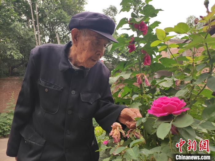 陈长珍说,自己每天除了读书看报,就是照顾花草,给它们浇水、施肥。 张月 摄