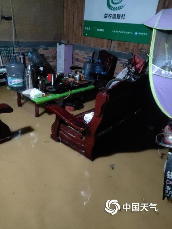 江西新余:强降雨致内涝严重山体滑坡