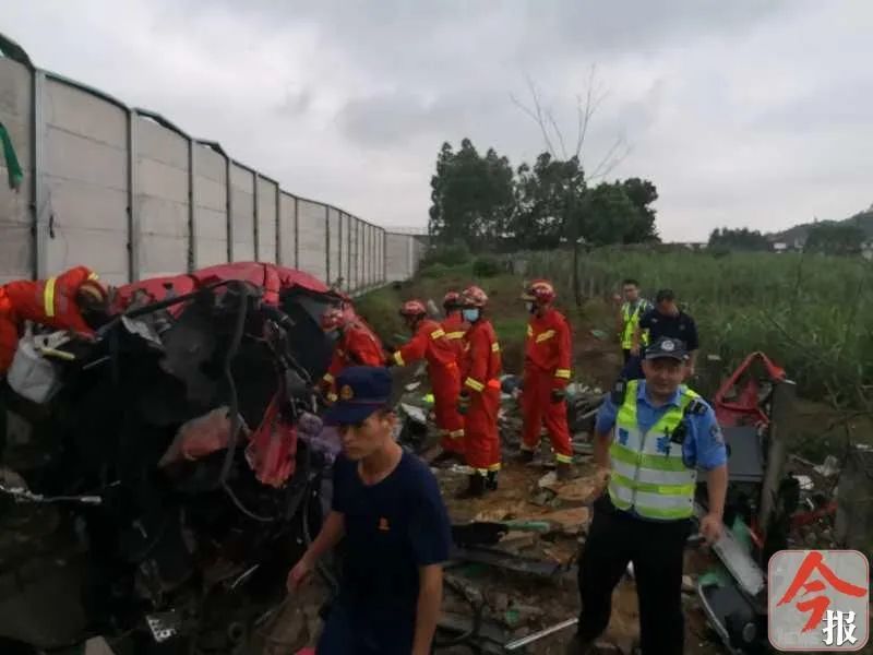 今晨突发!泉南高速半挂车撞上护栏,一人不幸身亡