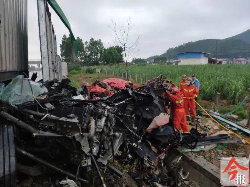 今晨突发!泉南高速半挂车撞上护栏,一人不幸身亡