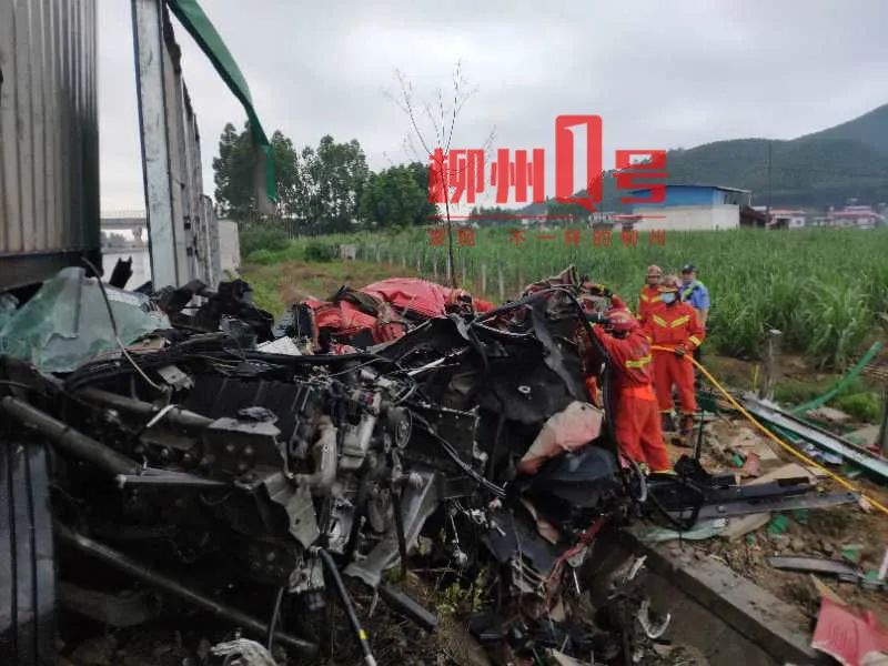 突发!泉南高速一辆半挂车撞上护栏,一人不幸身亡