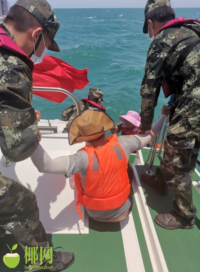 退伍军人顶着海浪连救2人 新浪（移动端）
