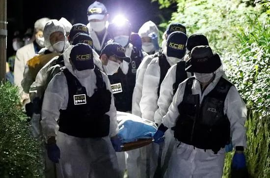7月10日,救援人员连夜找到朴元淳遗体(图源:视觉中国)