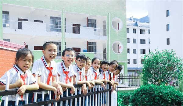 桂东:小学老师玩转创意毕业照