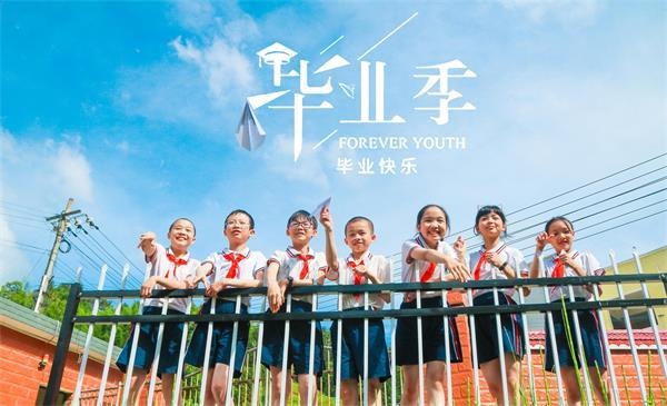 桂东:小学老师玩转创意毕业照