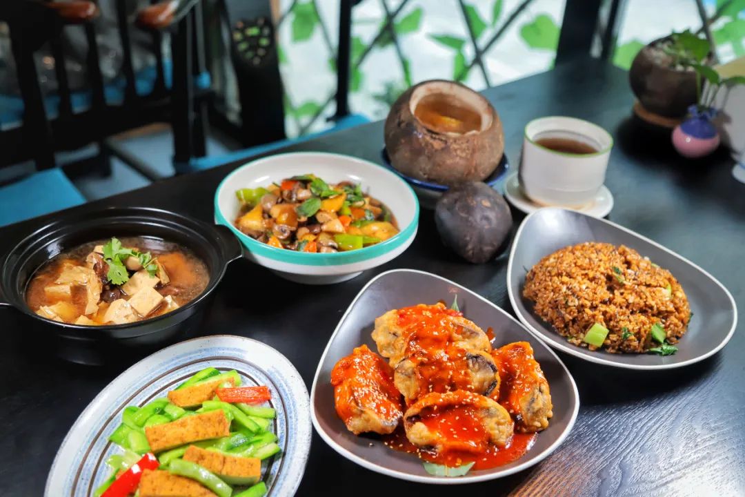 太太太香了!白堤路这家「素食餐厅」味道真绝了!野生松茸汤、三杯菌、炖椰皇、焗茄盒...人均不到20!