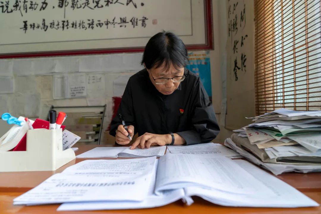 “能不能把丧葬费预支给我？”：这位校长病危时的请求，让所有人泪目……