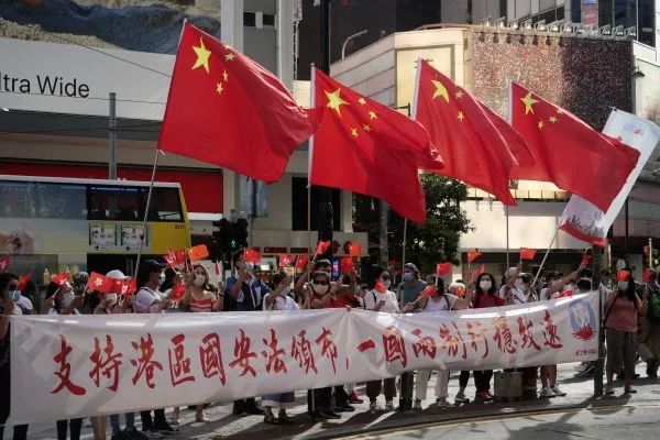 ▲6月30日，香港市民在铜锣湾街头支持实施香港国安法。（新华社）