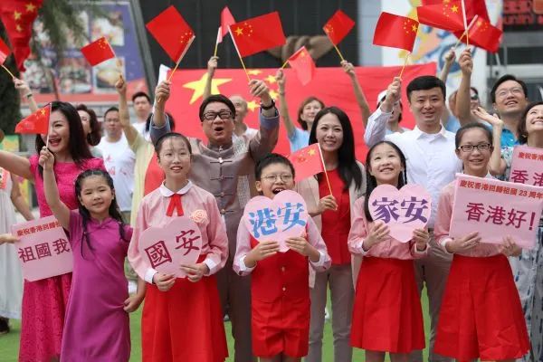 ▲7月1日,香港市民在太平山顶广场唱国歌。(新华社)