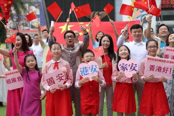 7月1日,香港市民在平静山顶广场唱国歌。(新华社)