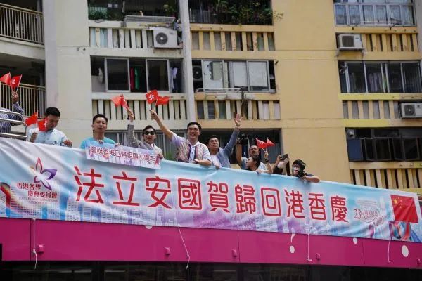 ▲7月1日,悬挂着“庆香港回归贺国安立法”标语的巴士在香港、九龙和新界巡游,庆祝香港回归祖国23周年。(新华社)