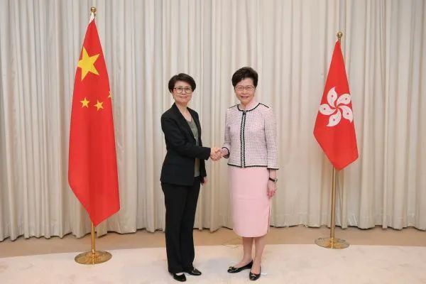▲7月3日,香港特区行政长官林郑月娥与特区政府警务处副处长(国家安全)刘赐蕙(左)合影。(新华社)