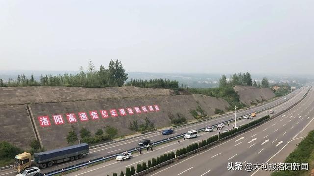 危化品运输车高速遭遇“事故”,高速交警、消防、医护等多方紧急救援