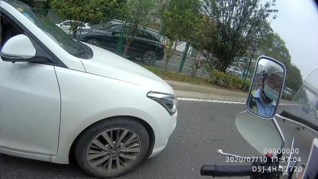 孩子突发高烧前往医院 郑州交警护送获感谢