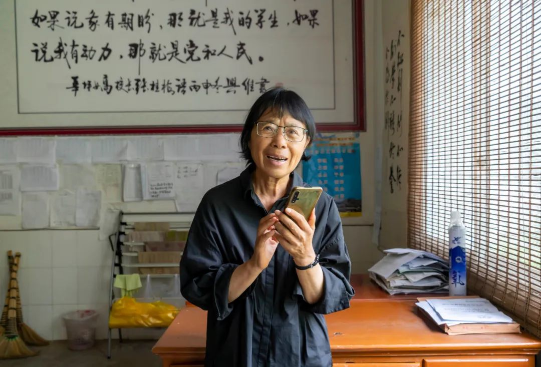 “能不能把丧葬费预支给我？”：这位校长病危时的请求，让所有人泪目……