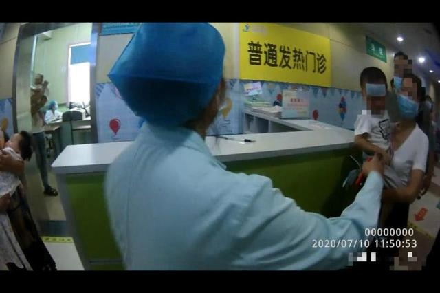 孩子突发高烧前往医院 郑州交警护送获感谢