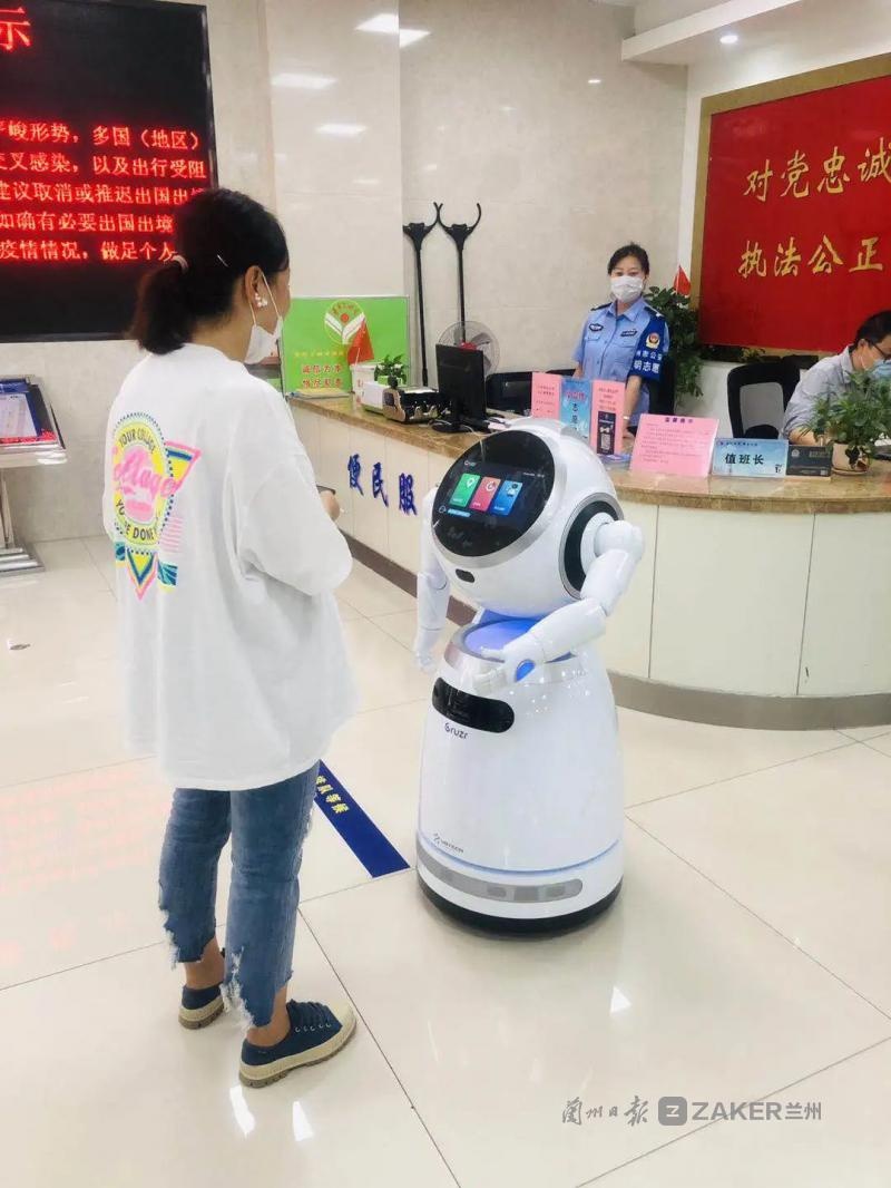 智能机器人“入职”兰州公安出入境办证大厅!