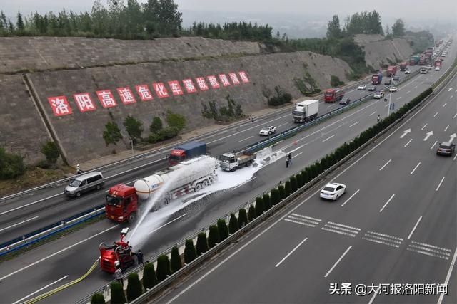 危化品运输车高速遭遇“事故”,高速交警、消防、医护等多方紧急救援