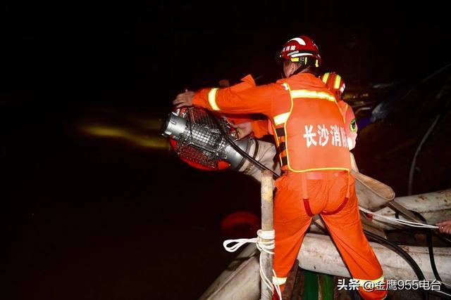 长沙市消防救援支队驻湘西泸溪县前置点分队成功处置建筑工地内涝事故