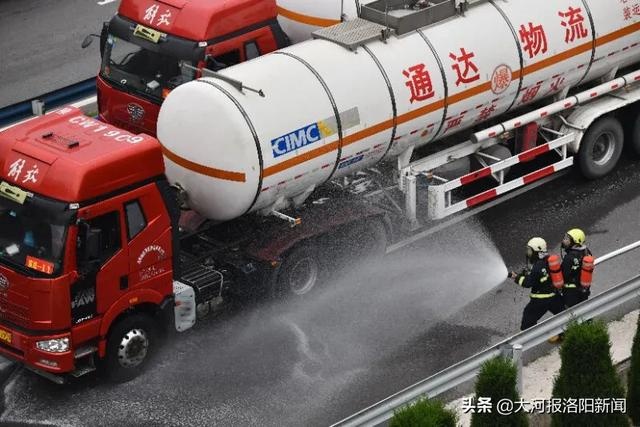 危化品运输车高速遭遇“事故”,高速交警、消防、医护等多方紧急救援