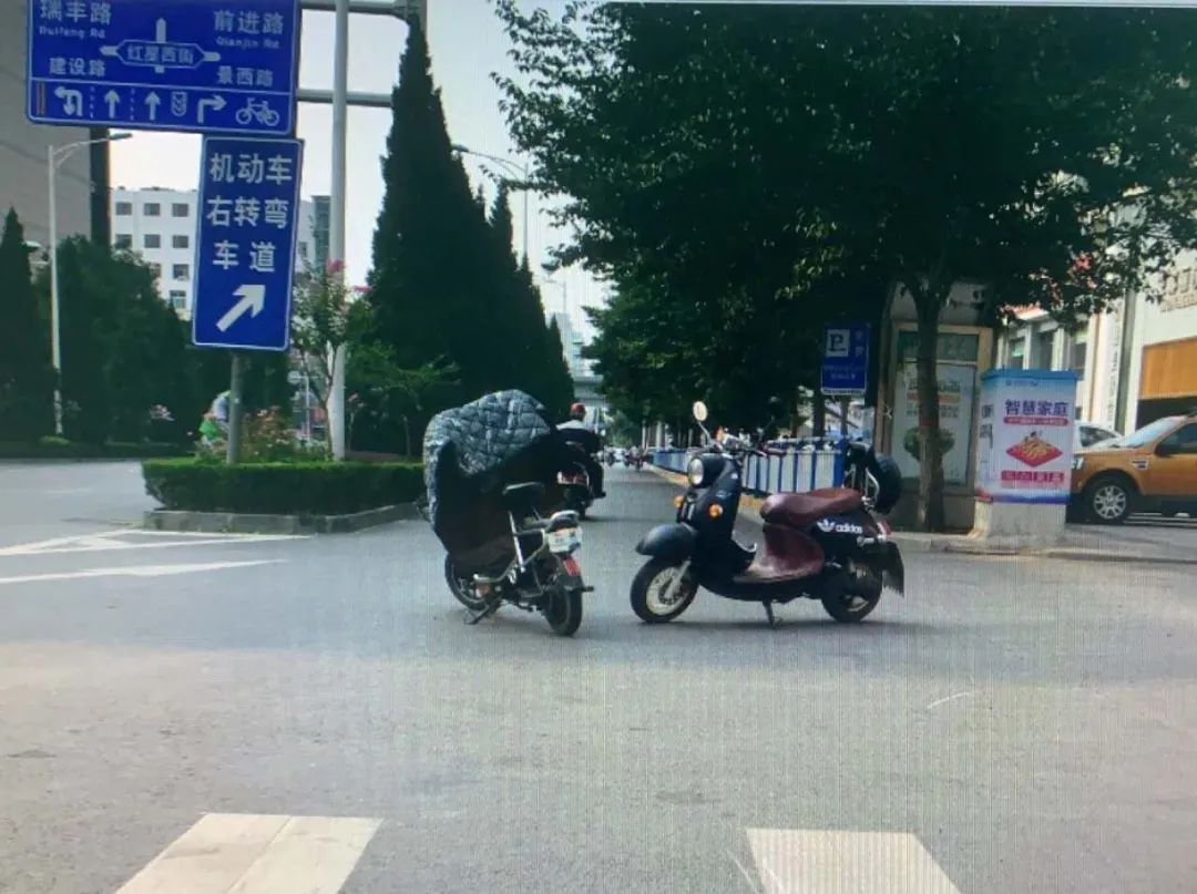 行人把电动车驾驶人撞进了医院,咋回事儿?