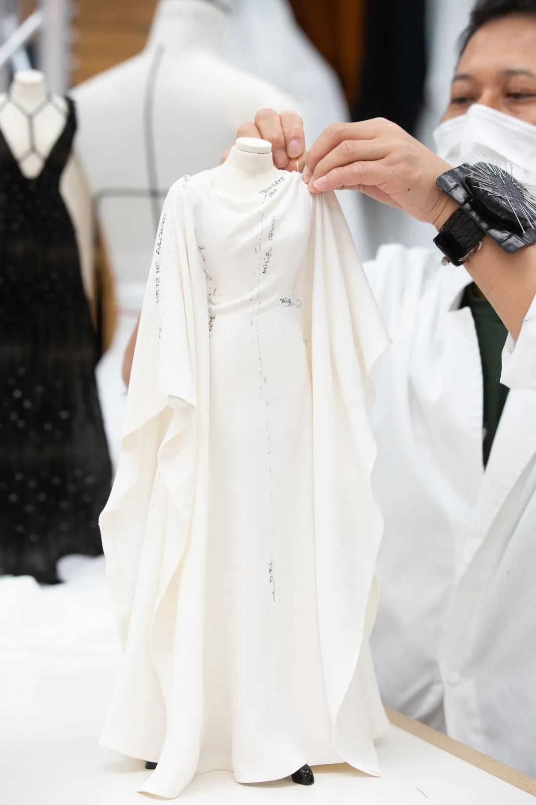 DIOR高订大秀,中国千万微博观众为何能坐到“头排”?