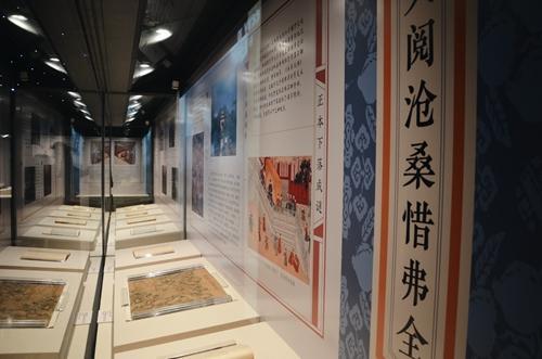 资料图:2018年“旷世宏编 文献大成——国家图书馆藏《永乐大典》文献展”现场。国家图书馆供图