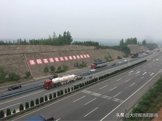 危化品运输车高速遭遇“事故”,高速交警、消防、医护等多方紧急救援