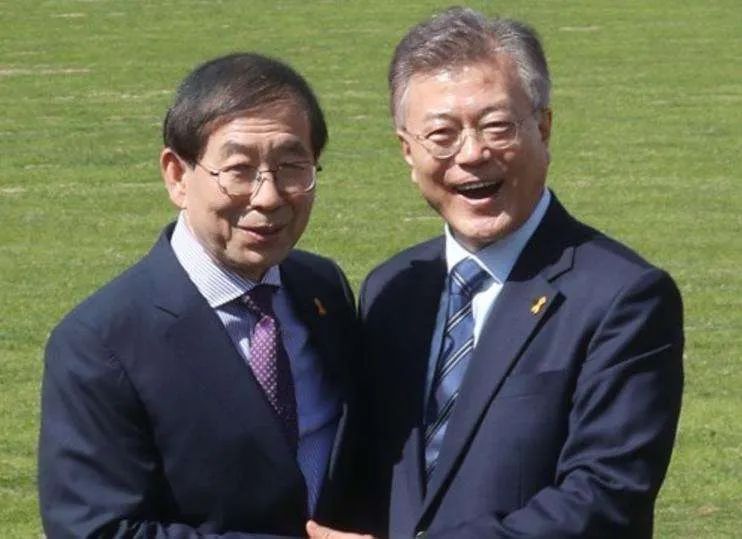 朴元淳与文在寅合影(图源:网络)
