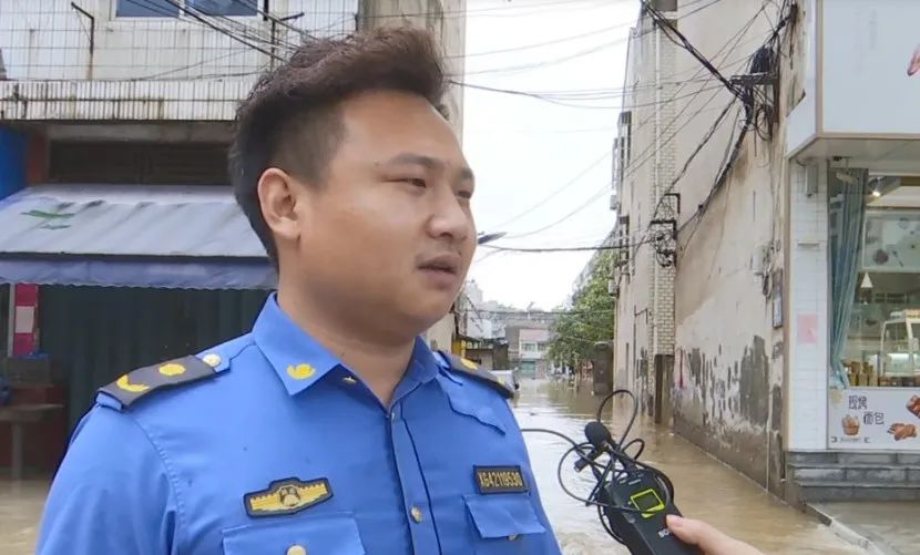 父亲|洪水滔滔，“父亲”游泳背女儿参加高考