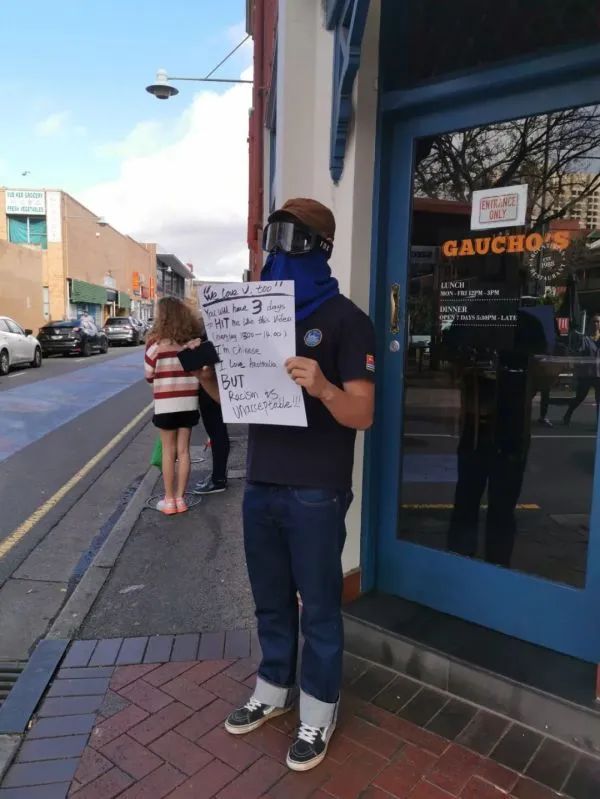 19 岁留学生送外卖遭澳人无端辱骂袭击受伤,中国外交部:谨慎选择赴澳留学休闲区蓝鸢梦想 - Www.slyday.coM 19 岁留学生送外卖遭澳人无端辱骂袭击受伤,中国外交部:谨慎选择赴澳留学休闲区蓝鸢梦想 - Www.slyday.coM