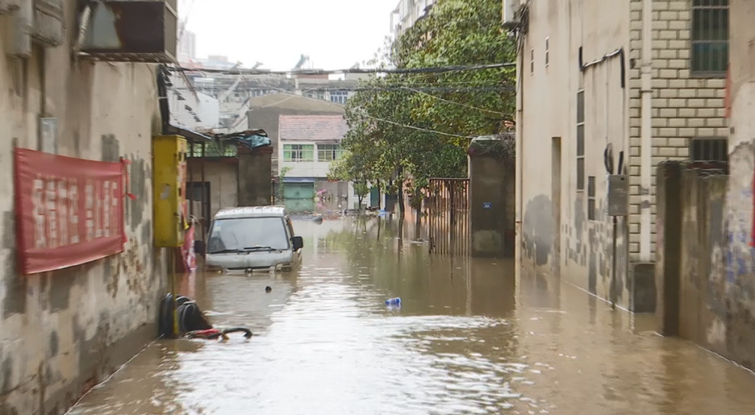 父亲|洪水滔滔，“父亲”游泳背女儿参加高考