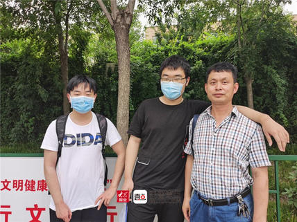 “希望我的陪伴能给孩子们力量”泰安长城中学考点外老师全程陪考