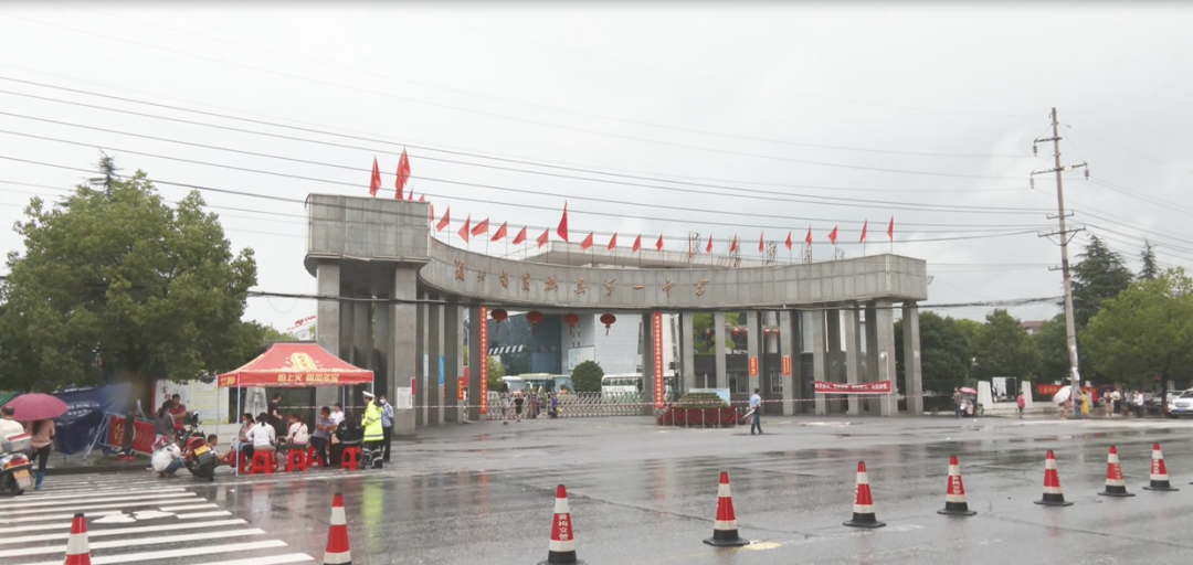 父亲|洪水滔滔，“父亲”游泳背女儿参加高考