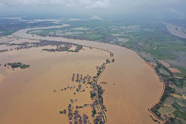 鄱阳当地村民回忆圩堤决口现场:村子四面是水,像个孤岛