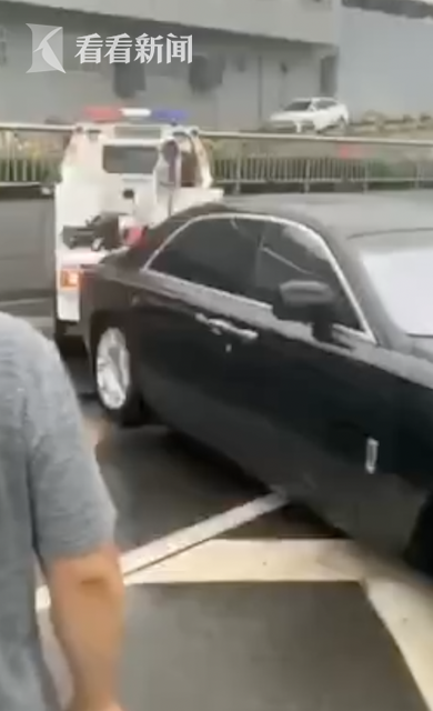 突降暴雨!劳斯莱斯积水中“趴窝” 多位市民出手了...休闲区蓝鸢梦想 - Www.slyday.coM 突降暴雨!劳斯莱斯积水中“趴窝” 多位市民出手了...休闲区蓝鸢梦想 - Www.slyday.coM