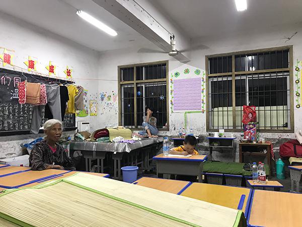 鄱阳当地村民回忆圩堤决口现场:村子四面是水,像个孤岛