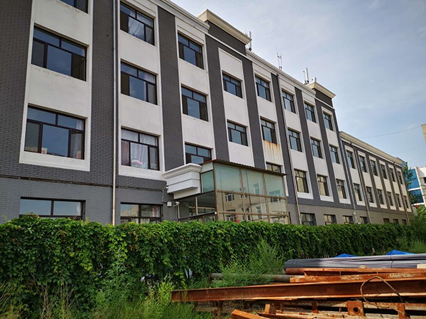 老年公寓侧面，可容纳200名老人。澎湃新闻记者 谭君 图