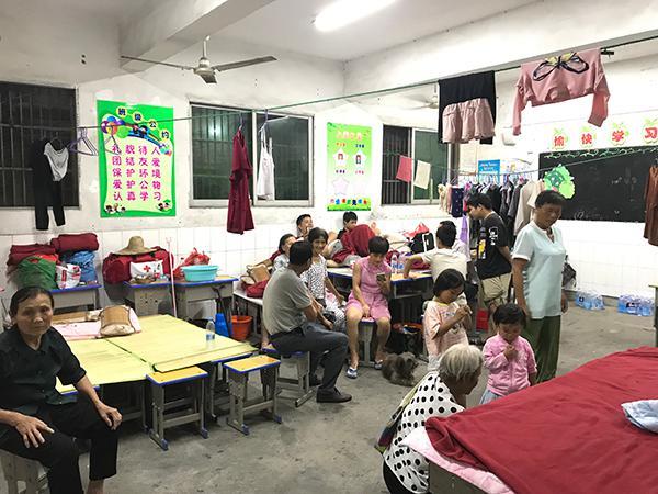 鄱阳当地村民回忆圩堤决口现场:村子四面是水,像个孤岛