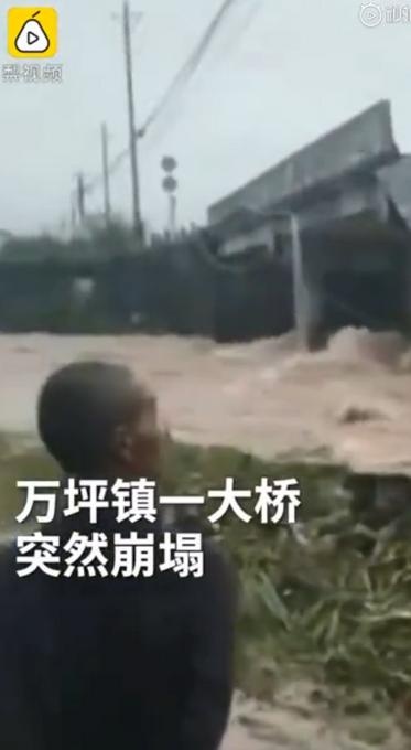 湖南一村民骑车走到一半桥被冲塌:电动车被冲走,人爬上桥面得救