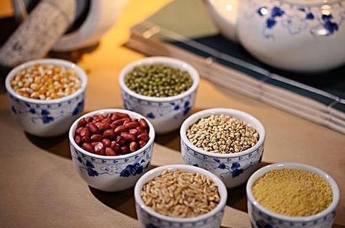 女性更年期如何健康饮食?哪些营养加强,什么食物少吃,说清楚了