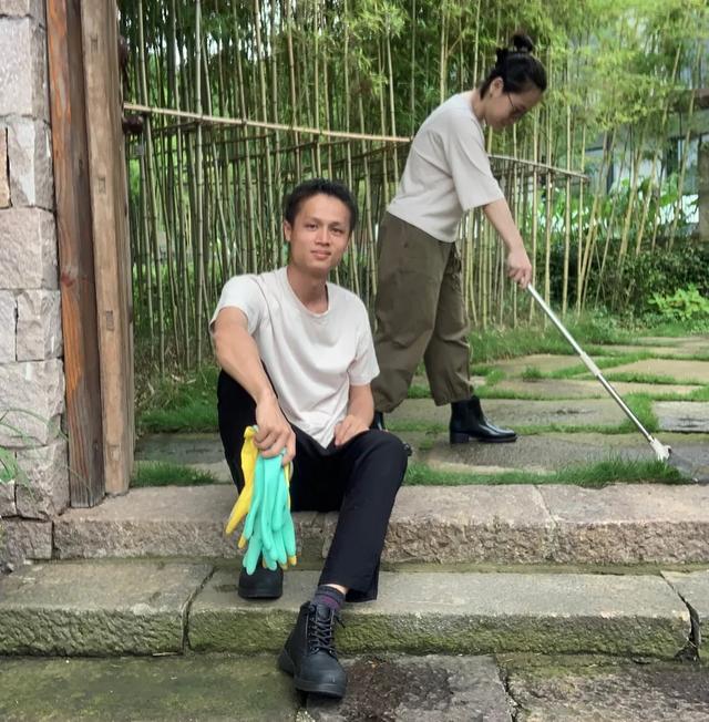 姐弟恋夫妻扎进莫干山,逛民宿、数星星,把日子过成周杰伦爱情MV