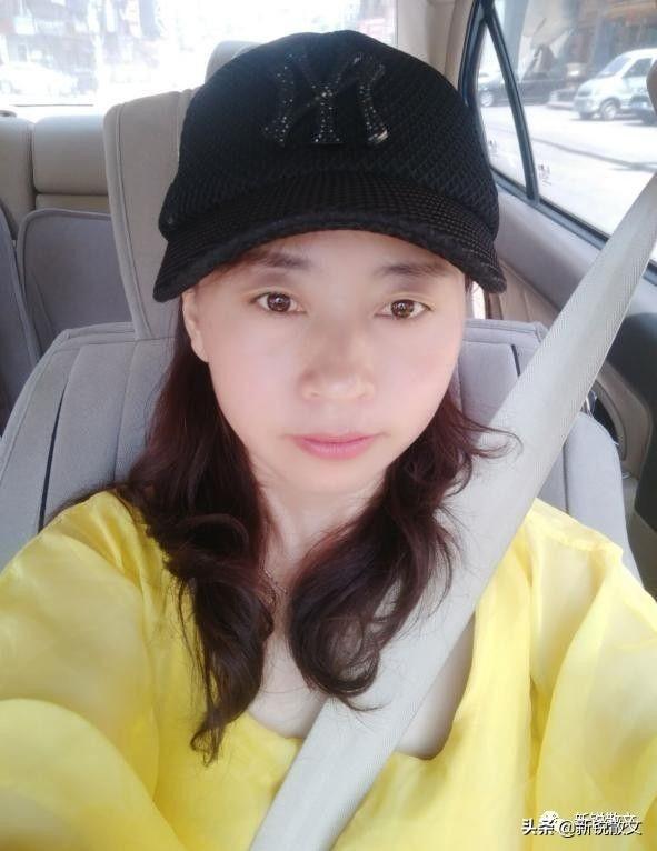 这一季是桑葚的颜色,妈妈拿着筐摘果子的样子总是浮现在我眼前