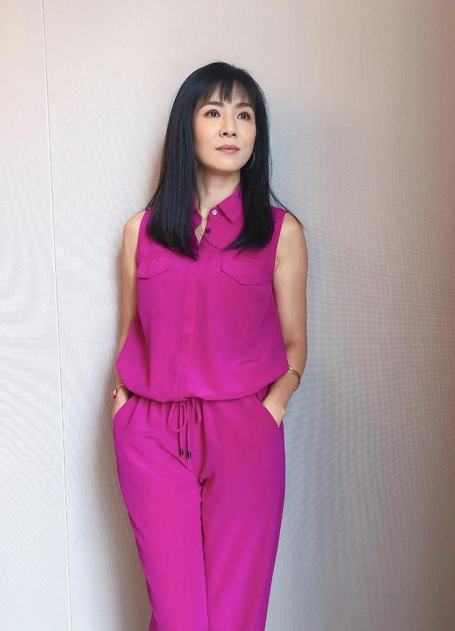杨采妮46岁风采依旧,白色一字肩上衣配半身裙清新减龄,优雅大气