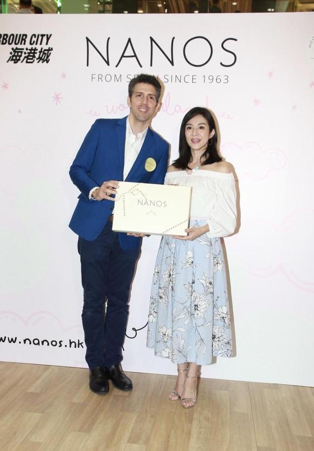 杨采妮46岁风采依旧,白色一字肩上衣配半身裙清新减龄,优雅大气