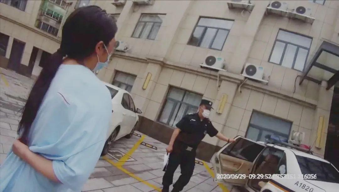在KTV工作的男友搂着别的女人回家,90后女孩一气之下举报男友卖淫嫖娼:我只想让警察帮忙上去看看