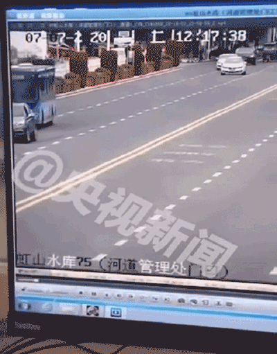 警方通报贵州公交车坠湖事件：司机蓄意报复社会|贵州