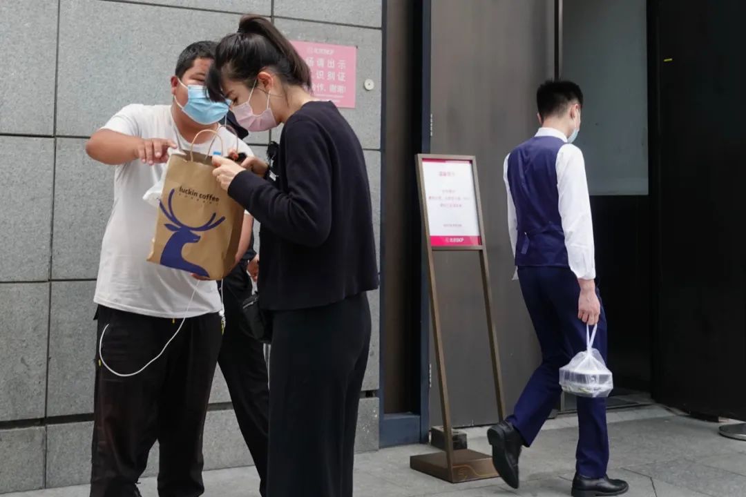 北京SKP 1F东南侧小员工通道,外卖员回来此取送餐。新京报记者 李凯祥 摄